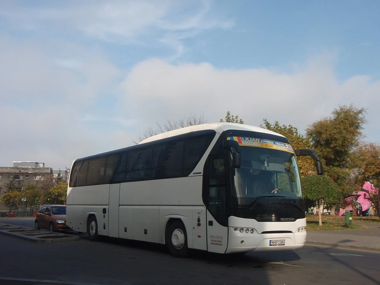 Два нічні автобуси в одній подорожі: як розподілити сили