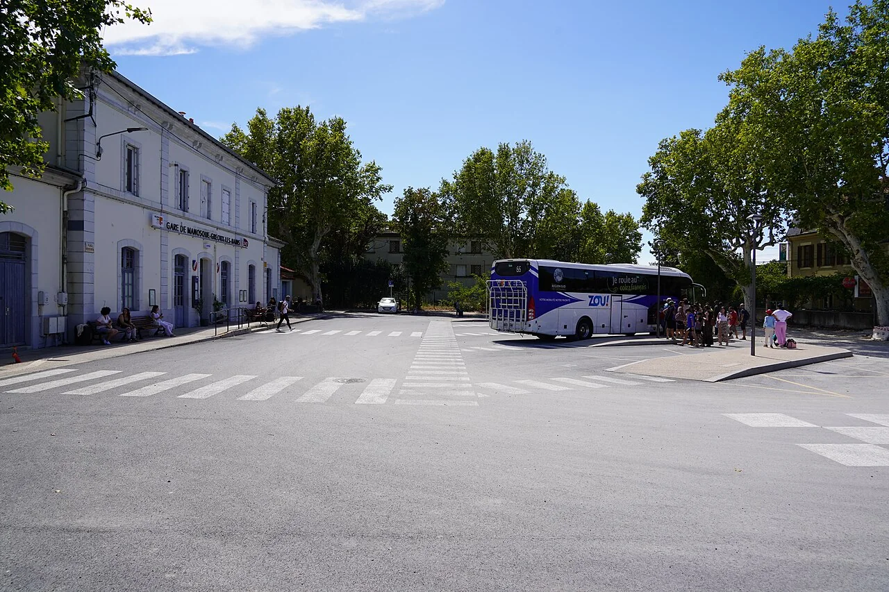 Пізнє прибуття автобуса до закритого житла