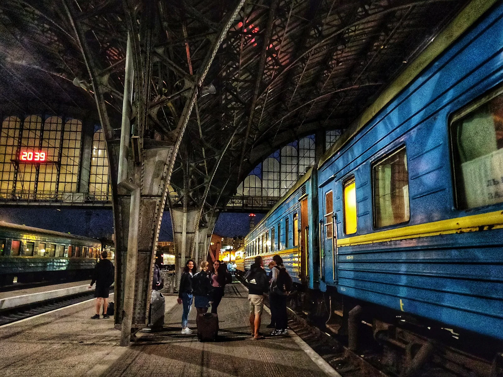 Поїзд Дніпро — Львів: план довгої подорожі з великим багажем