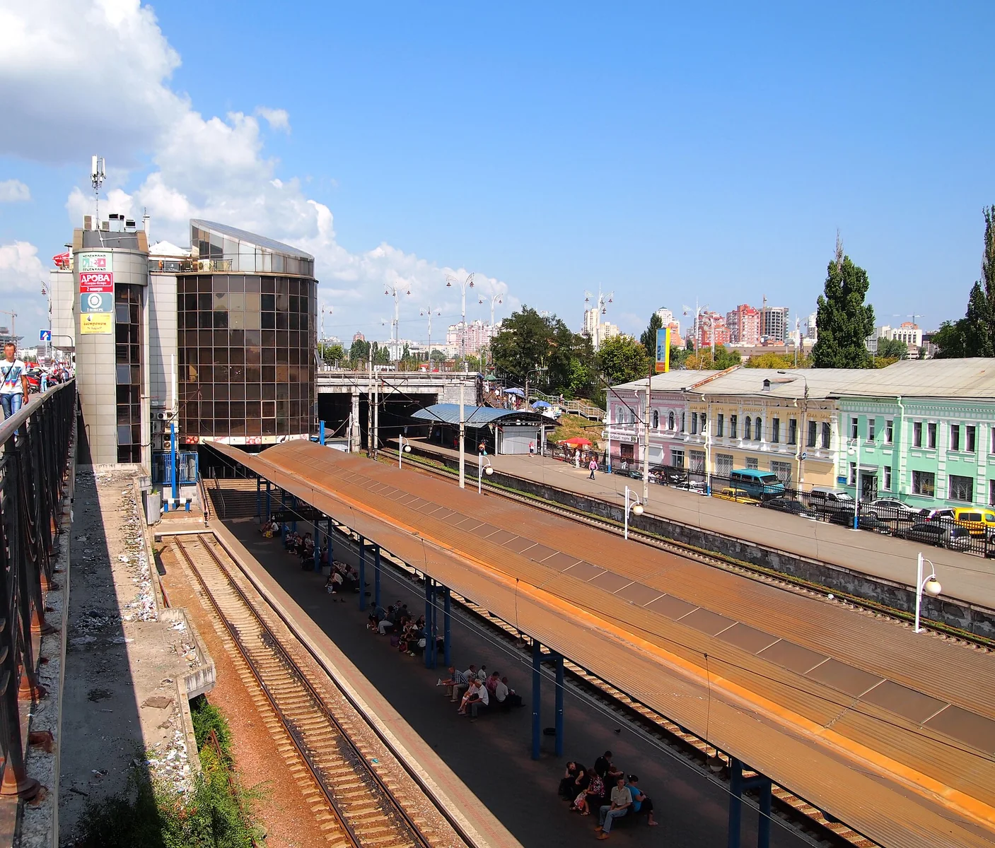 Платформи та споруди залізничної станції